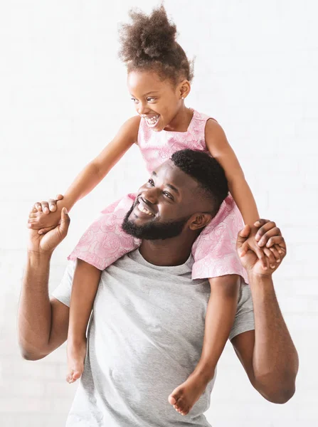 Hermoso retrato de padre feliz sosteniendo a su pequeña hija — Foto de Stock