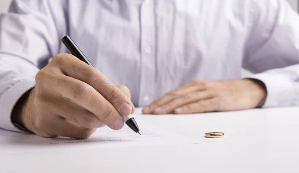 Echtgenoot ondertekening echtscheiding decreet op witte achtergrond — Stockfoto