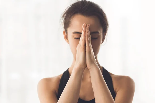 Visão frontal da mulher yogi fazendo gesto namaste — Fotografia de Stock