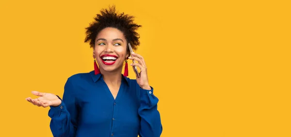 Smiling afro woman talking on mobile phone — Stock Photo, Image
