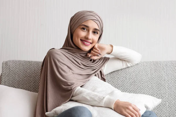 Beautiful Arabic Girl In Hijab Posing On Couch At Home — 图库照片