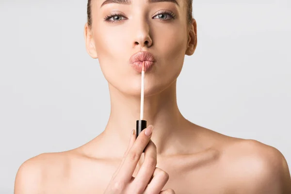 Menina bonita aplicando batom em lábios fazendo maquiagem, Studio Shot — Fotografia de Stock