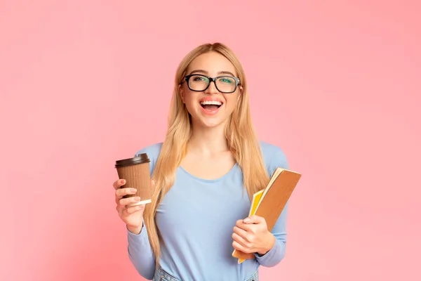 Happy teenager holding cup of coffee and notebooks — 스톡 사진