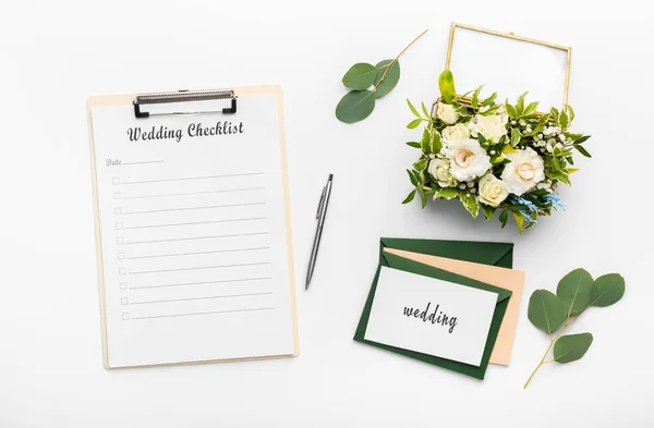 Весільний порожній планувальний чек-лист, весільні аксесуари на білому — стокове фото