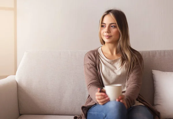 Millennial meisje drinken hete koffie thuis — Stockfoto