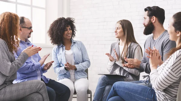 Diversas personas aplaudiéndose a sí mismas en la sesión de terapia en rehabilitación — Foto de Stock