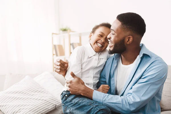 Genuine emotions. African dad tickling cute daughter — Stok fotoğraf