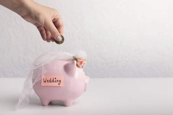 Mit Sparschwein-Konzept Geld für Hochzeit sparen — Stockfoto