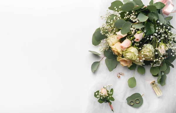 Boda elegante ramo de rosas crema tierna en blanco —  Fotos de Stock