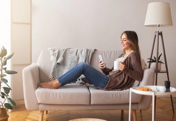 Allegro ragazza che naviga sul cellulare, godendo fine settimana — Foto Stock