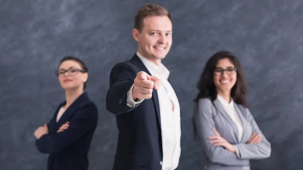 Un hombre de negocios seguro invitándote a su equipo de negocios — Foto de Stock