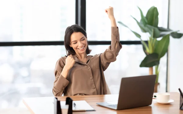 Ecstatic girl found new good idea raising her clenched fists — Stock Photo, Image