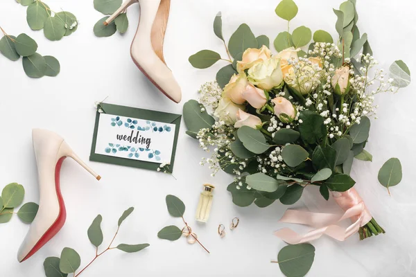 Fiori da sposa, bouquet di rose crema e scarpe con tacco alto — Foto Stock