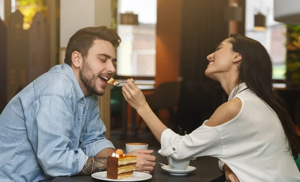 Amando casal alimentando uns aos outros em data romântica no café — Fotografia de Stock