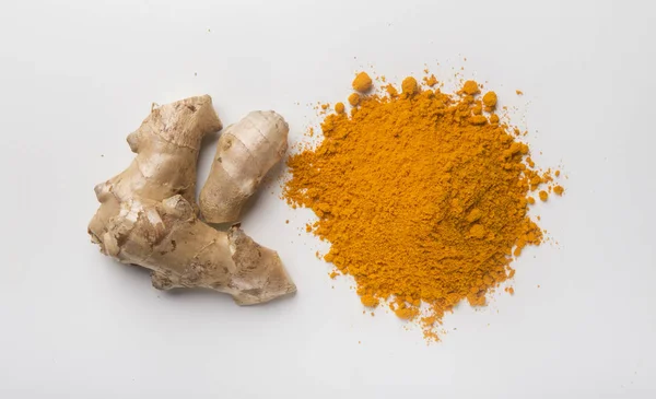 Polvo de cúrcuma y raíz de curcuma sobre fondo blanco —  Fotos de Stock