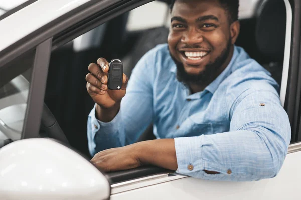 Black Guy megjelenítése Car Key Mosolygós Ül az új Automobile — Stock Fotó