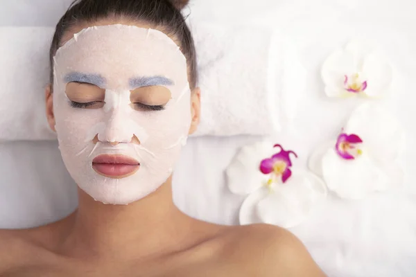 Woman with cotton face mask in beauty salon — Stock Photo, Image