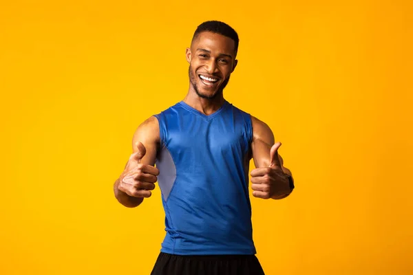 Afro sportovec ukazující palce nahoru při pohledu do kamery — Stock fotografie