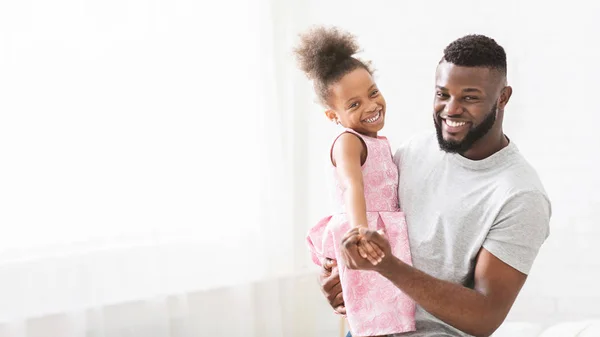 Africano jovem pai segurando sua linda filhinha — Fotografia de Stock