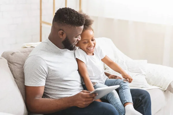 Papa hat Spaß mit kleiner Tochter mit digitalem Tablet — Stockfoto