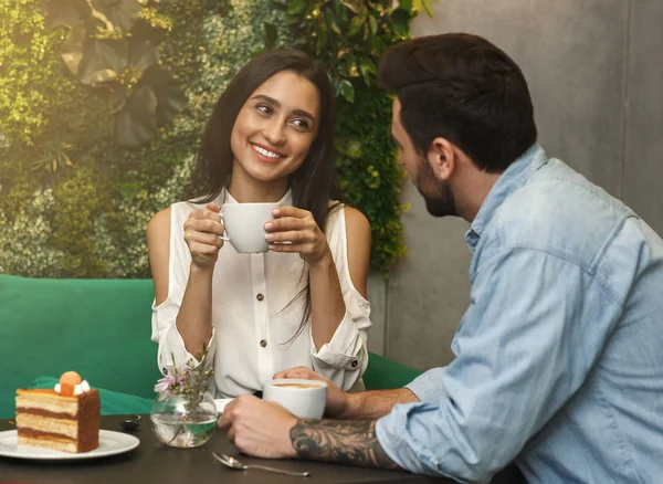 Mujer hablando coqueteando con novio en la cita en la cafetería — Foto de Stock