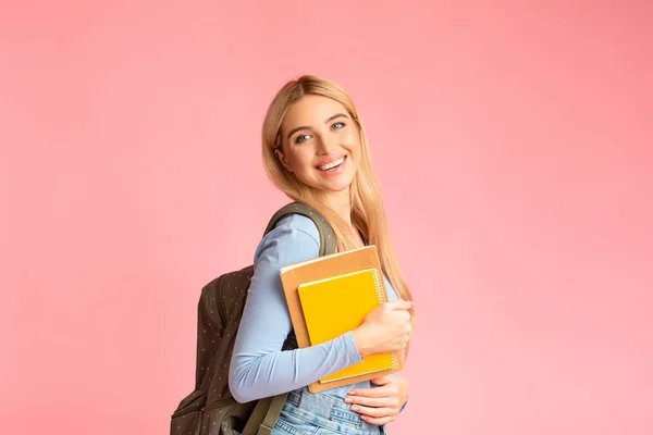 Adolescente usando mochila segurando cadernos no estúdio — Fotografia de Stock