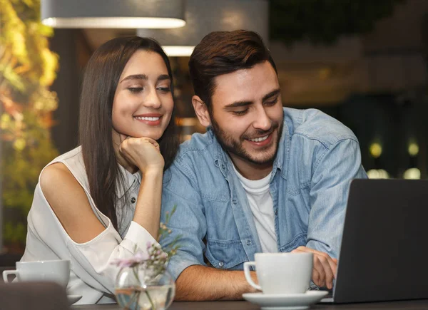 Fidanzato e fidanzata utilizzando computer portatile Navigazione Internet seduto in caffetteria — Foto Stock