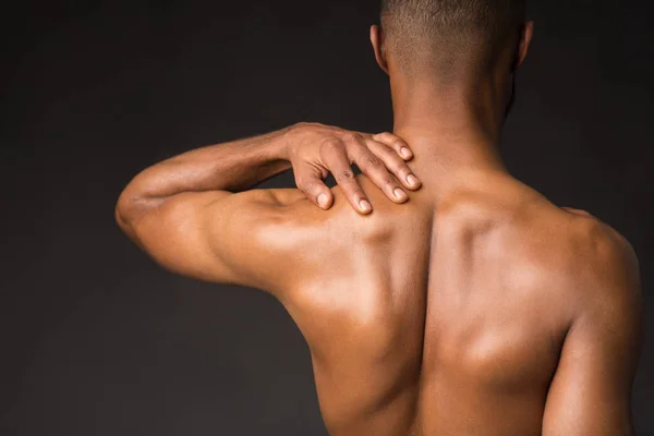 Hombre negro sin camisa haciendo masaje de cuello y hombro —  Fotos de Stock