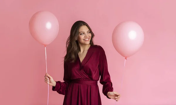 Belle jeune fille au choix entre deux ballons roses sur fond rose — Photo