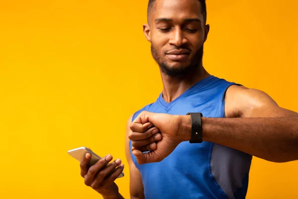Headshot de afro cara olhando para seu relógio de pulso — Fotografia de Stock