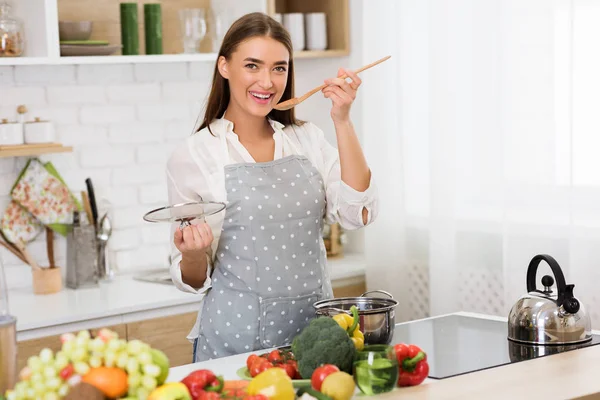 Concepto de cocina. Mujer degustación sopa de cuchara — Foto de Stock