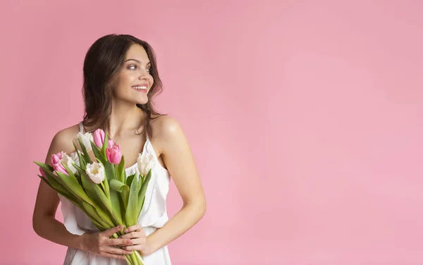 Retrato de mujer hermosa feliz con flores de tulipán ramo en las manos — Foto de Stock