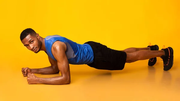 Afro man doet plank oefening of push-ups — Stockfoto