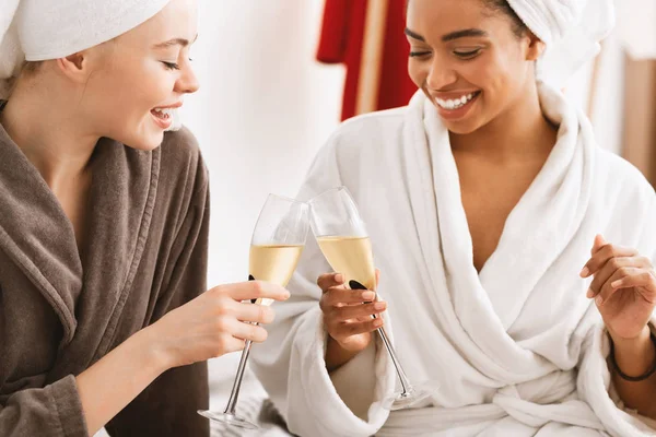 Internationale vrouwen toasten met champagne, hebben spa dag — Stockfoto