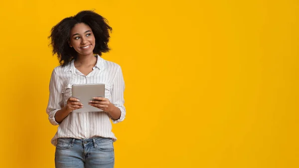 Beautiful Afro Woman With Digital Tablet Looking Aside At Copy Space — Stock Photo, Image