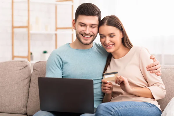 Couple Using Laptop And Credit Card Shopping Online At Home — Φωτογραφία Αρχείου