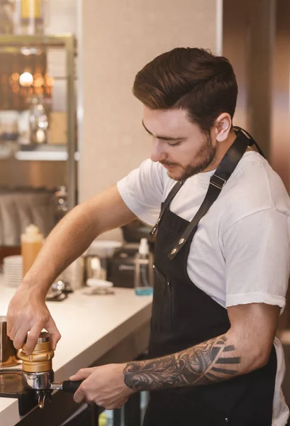 Homem barista fazendo café trabalhando no próprio café — Fotografia de Stock