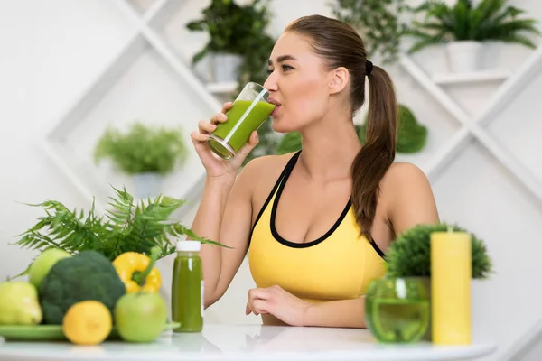 Bebida energética. Chica en forma beber cóctel desintoxicación saludable —  Fotos de Stock