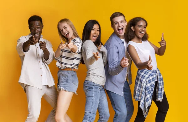 Grupo multirracial alegre de estudantes que indicam na câmera — Fotografia de Stock