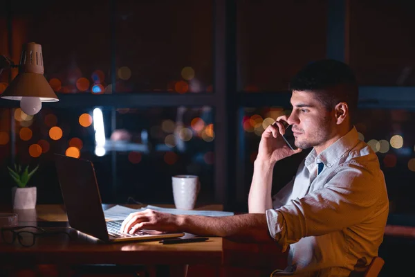 Responsabile ufficio Chiamata cliente seduto sul posto di lavoro a tarda notte — Foto Stock