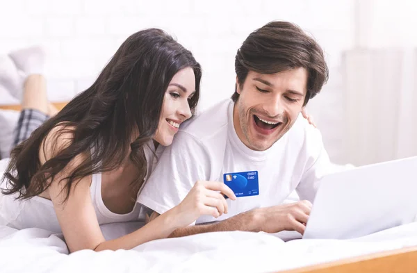 Happy married couple ordering food delivery via laptop — Stock Photo, Image