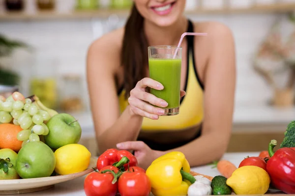 Raw food diet. Sports girl holding glass of smoothie — 图库照片