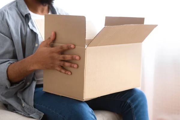 Afro american memegang kotak besar dengan pembelian online — Stok Foto