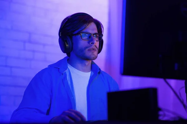 Concentrated Hacker Working On PC Computer Sitting Indoor, Low Light — Stock Photo, Image