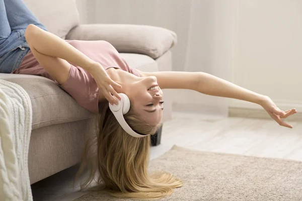 Ecstatic girl in wireless headphones enjoying music — ストック写真