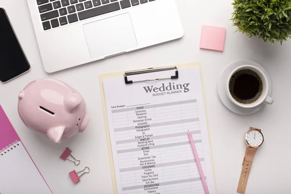 Hochzeitsplanung am Arbeitsplatz mit Laptop — Stockfoto