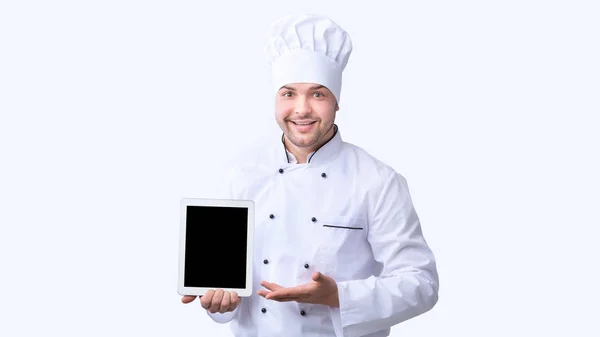 Chef mostrando tela de tablet em branco em pé sobre fundo branco, Panorama — Fotografia de Stock