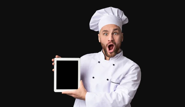 Shocked Chef Holding Digital Tablet Standing In Studio, Mockup — Stock Photo, Image