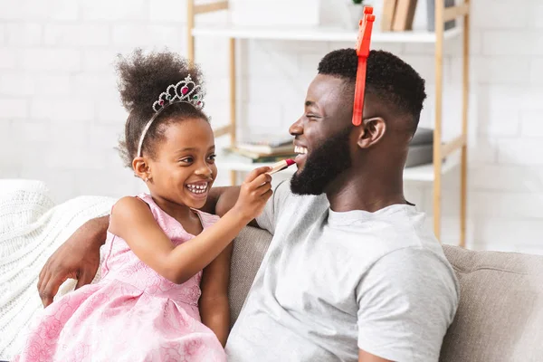 Hijita maquillando a su padre risueño — Foto de Stock