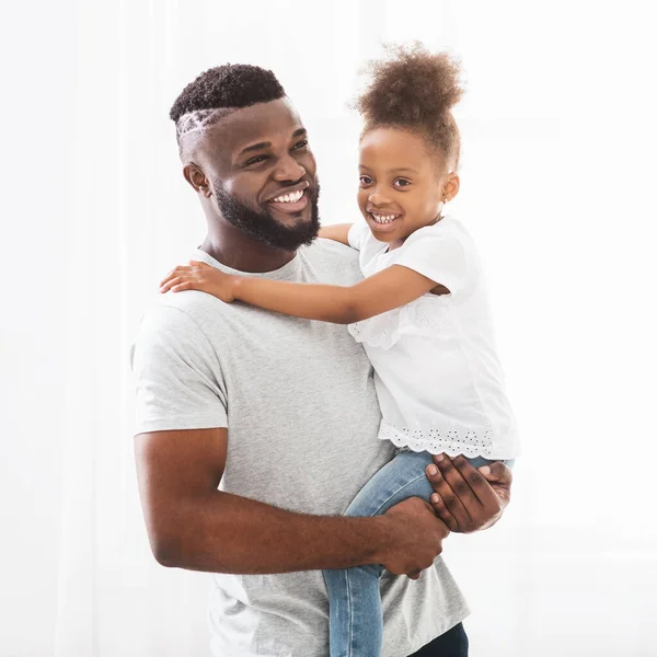 Retrato de papá negro y su hijita sobre fondo blanco — Foto de Stock